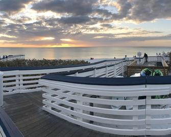 Quiet Studio, minutes from Beaches, Shopping, Dining, 5th Ave and 3rd Street - Naples - Balcony