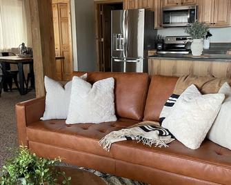 Bear Rock Bungalow-King Bed & 2 Twin Cots - Custer - Living room
