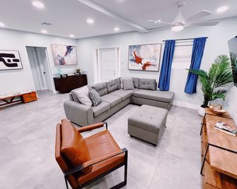 Lake Ridge 3BR Home w/ Backyard & Communal Pool - Fort Lauderdale - Sala de estar