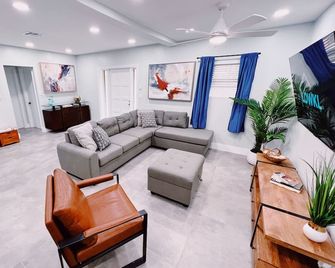 Lake Ridge 3BR Home w/ Backyard & Communal Pool - Fort Lauderdale - Sala de estar