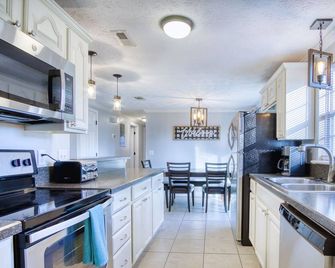 Cozy 3/2 in Orange Park, Pet Friendly. - Orange Park - Kitchen