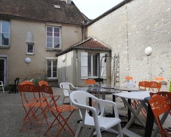 Fontainebl´hostel - La Chapelle-la-Reine - Patio