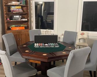 Waterfront Cottage | 230 Ft of Pristine Shoreline | Pigeon Lake| Near Bobcaygeon - Buckhorn - Dining room