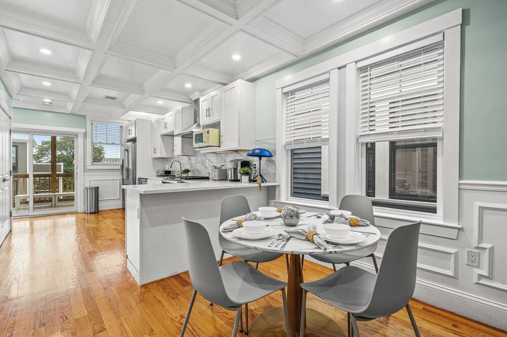 Cozy & Modern 3-bedroom 2- Bath Apartment 2 Min Walk to T - بوسطن - غرفة طعام