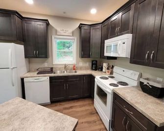 Whispering Pines mountain home - Harrisonburg - Kitchen