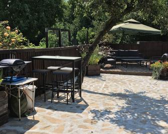 Sunflower Guest House Bulgaria - Obedinenie - Patio