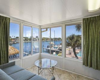 Bayview Plaza Waterfront Resort - Saint Pete Beach - Living room
