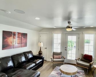 Casita Retreat Apt: Full Kitchen, Sleeps 4, Near Sand Hollow, Zions, & St George - Hurricane - Obývací pokoj