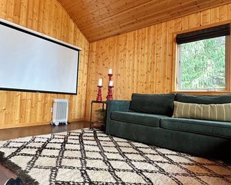 Sierra City Loves Falls Cabin - Walking Distance To Waterfall & Pct - Sierra City - Living room