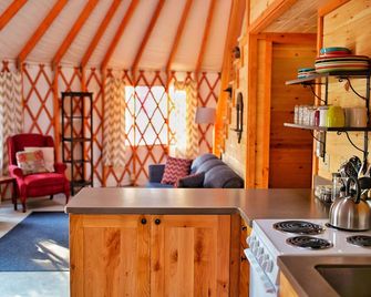 Yurt Glamping on the Quiet-side of Acadia National Park! - Southwest Harbor - Obývací pokoj