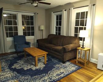 Midtown Magic- Back Unit- 10mins to Downtown - Columbus - Living room
