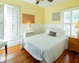 Charming 4-bedroom home in welcoming Eustis with WiFi, AC - Eustis - Bedroom