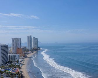 Doubletree by Hilton Mazatlan - Mazatlán - Beach