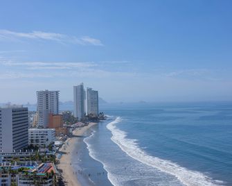 Doubletree by Hilton Mazatlan - Mazatlán - Strand
