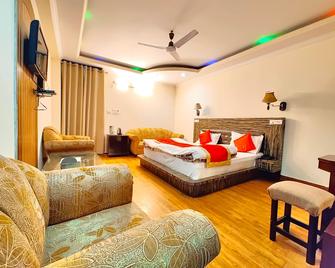 Goroomgo Moon Near Mall Road Nainital - Nainital - Slaapkamer