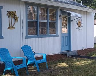 Cozy Comfortable 1/1 bedroom Cottage - Port Orange - Patio
