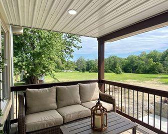 Home on 3 acres in the heart of wine country w/ gameroom. 5 min to Lake Erie. - North East - Balcony