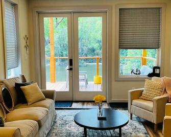 Villa 3 · Restful Waterfront 2br/2ba Villa w amazing view V3 - Athens - Вітальня