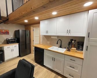 Creek Cabin at The Wildflower Woods - Cleburne - Kitchen