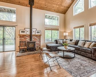 Spacious & Private Mountain View Lodge W/ Private Hot Tub & Wraparound Deck - Shaver Lake - Sala de estar