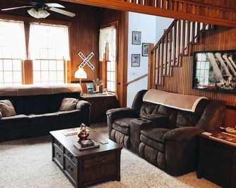 Little R&R, Entire Farmhouse, Historical 1908 Train Station - Evansville - Lounge