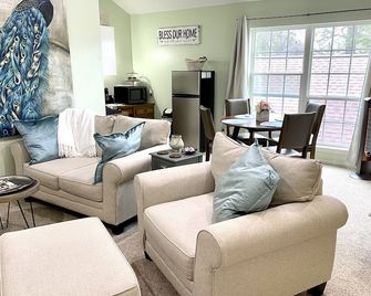 Resort-Style Studio on the Golf Course! - Conroe - Wohnzimmer