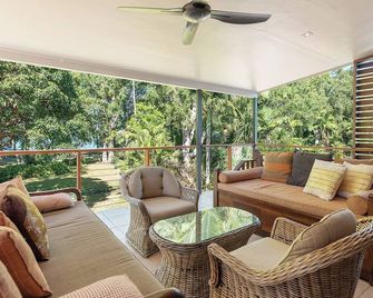 Bramston Beach - Premium Holiday House - Bramston Beach - Balcony