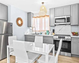 Family-Friendly 2bd 2ba 2 Parkings Honolulu Home - Honolulu - Kitchen
