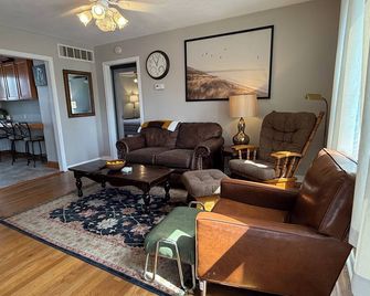 Charming 2-bedroom house in Scott City with AC, WiFi - Scott City - Sala de estar