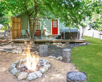 Bungalows on the Square I Wimberley, hot tub - Wimberley - Patio