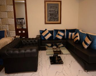 Hilton Suites Lahore - Lahore - Living room