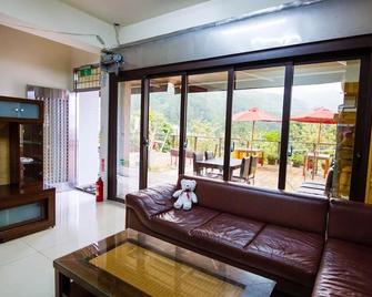 Young Young - Zhuqi Township - Sala de estar