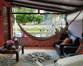 Casa Klos - Quartos amplos - Curitiba - Sala de estar