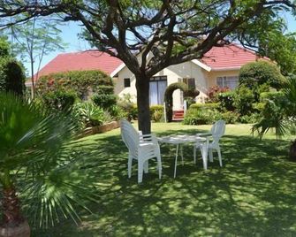 Ebuhleni Guest Lodge - Bulawayo - Patio