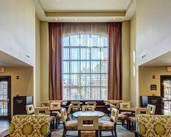 Great for Business Travelers! Comfortable Suite in St. Louis | Shared Pool On-Site + BBQ Area - Maryland Heights - Lounge