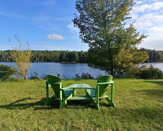 Secluded and serene lakefront cottage - Port Loring - Patio
