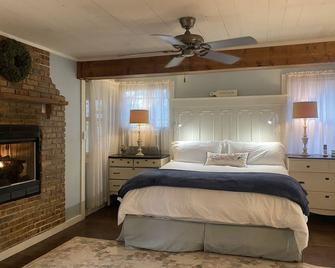 Chic Cottage 1.7 miles to Downtown Highlands - Highlands - Bedroom