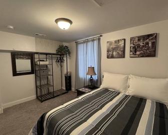 Entire house minutes away from BWI airport, close to Annapolis, Baltimore, DC - Glen Burnie - Bedroom