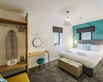 Deluxe Studio Apartments - Derby - Bedroom