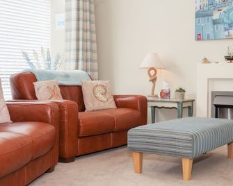 Grade 2 Listed 3 Storey House, Rear Garden & Private Parking family/pet friendly - Belford - Wohnzimmer