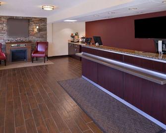 Super 8 by Wyndham Deerfield - Northbrook - Deerfield - Lobby