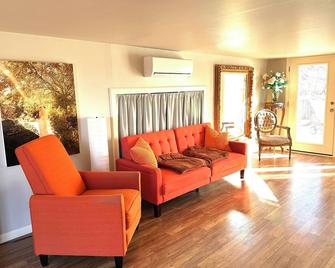 The Garden Carriage House - Olathe - Living room