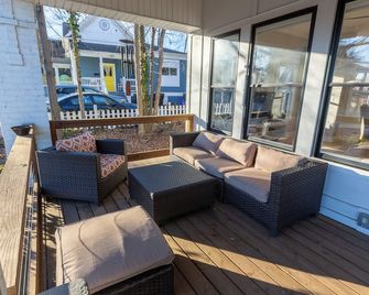 Modern Farmhouse Style, 4-bedroom home, downtown Durham, large private yard - Durham - Balcony