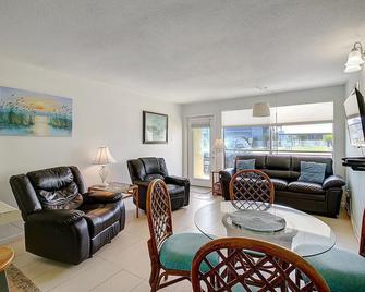 Adorable condo with beach access and community pool! - Port Aransas - Wohnzimmer