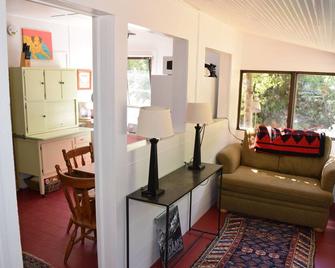 Romantic Hideaway Cottage on Clear Creek in Georgetown, Colorado - Georgetown - Huiskamer
