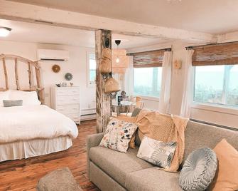 Little Bird Inn - Greenwood - Bedroom