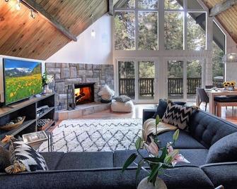 Designer Family Retreat! -Summer Fun - Lake Arrowhead - Sala de estar