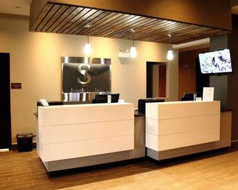 Southfort Inn - Fort Saskatchewan - Front desk