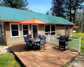 Streamside Family Friendly Accommodations minutes from Ohiopyle! - Farmington - Patio