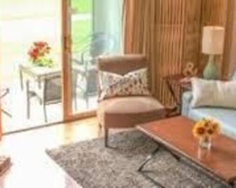 Tamarack a Festiva Resort - Wisconsin Dells - Living room